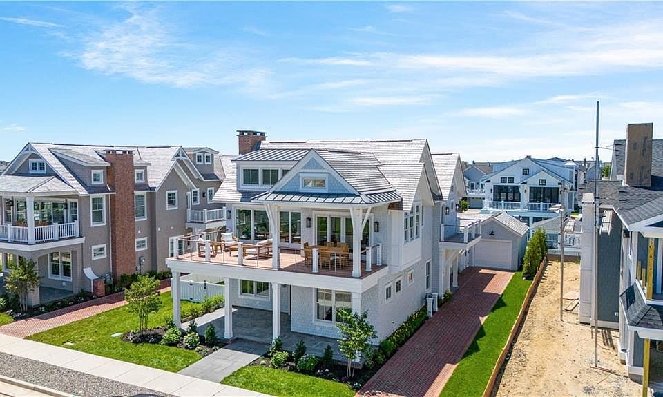811 Ocean Rd, Narragansett, RI 02882