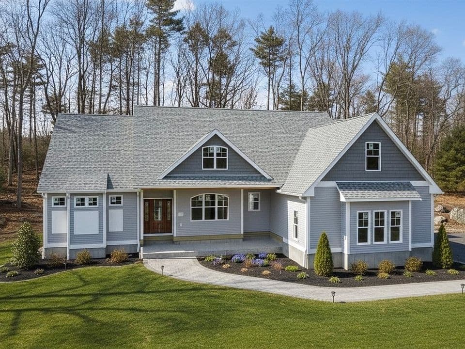 558 Haynes St, Sturbridge, MA 01566