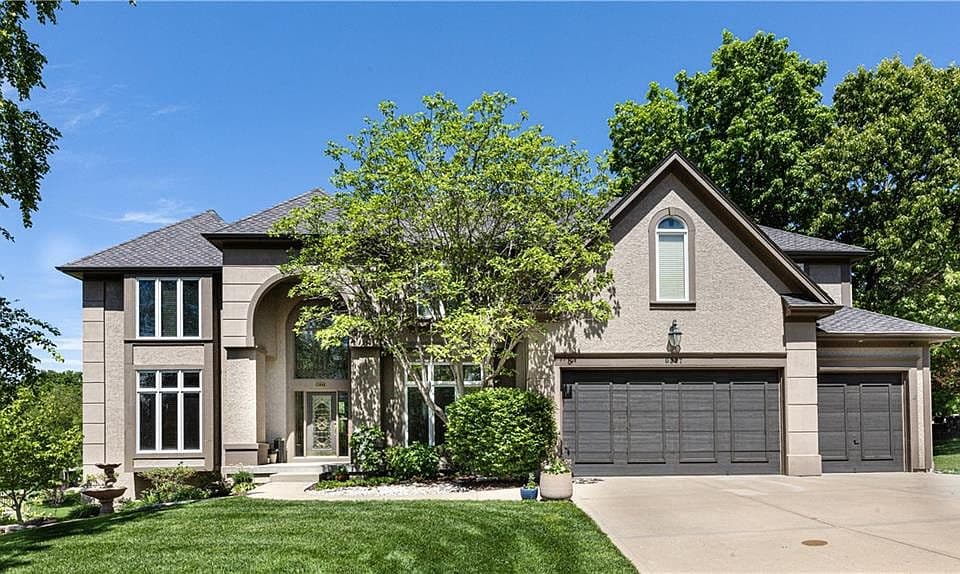 9227 Redbud Ln, Lenexa, KS 66220
