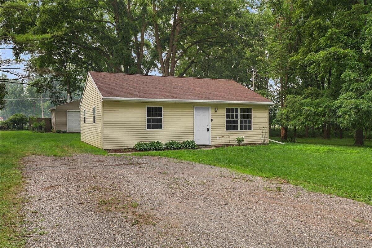1091 Hickory St, Lansing, MI 48906