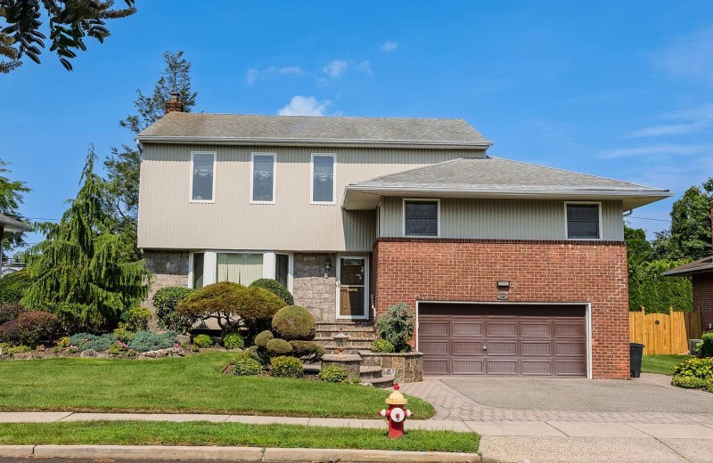 16 Winthrop Road, Plainview, NY 11803