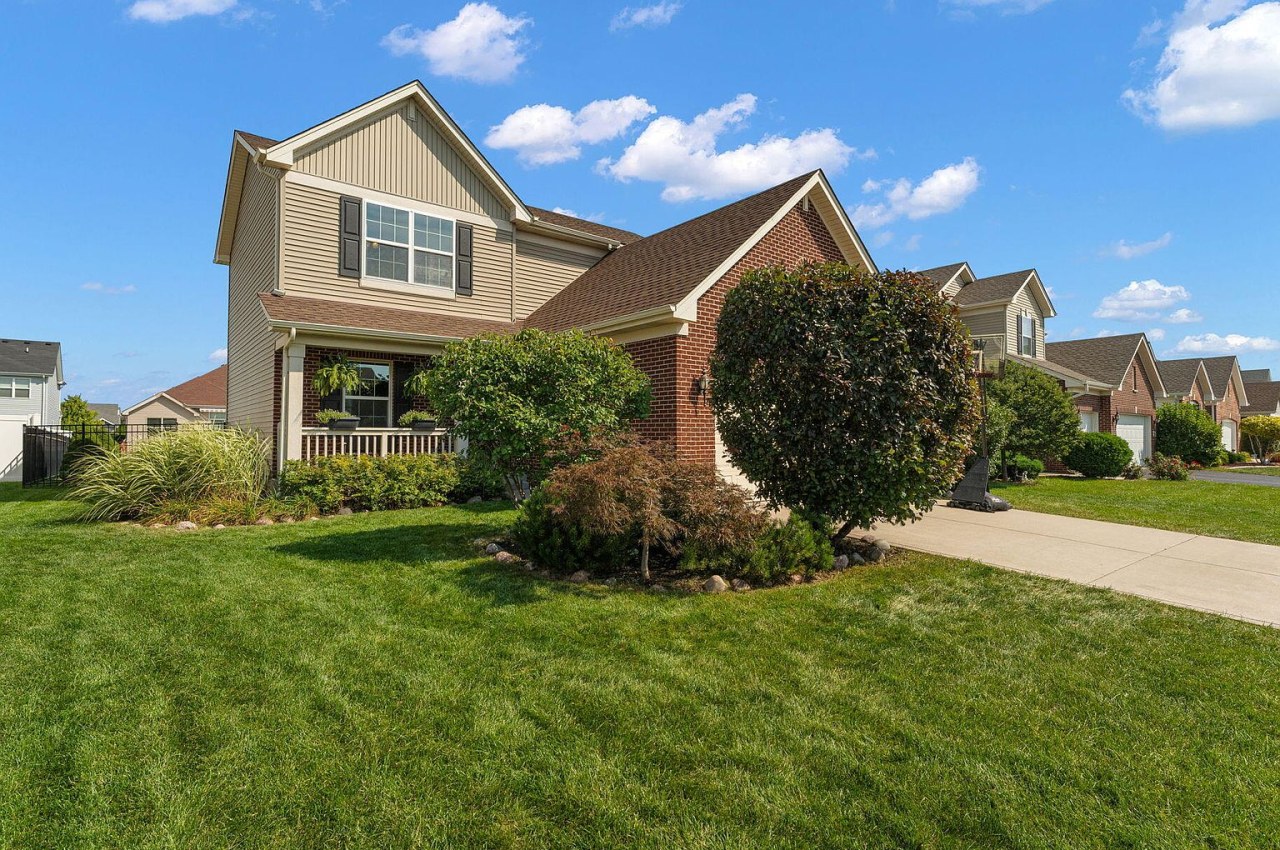 9228 Briar Ln, Saint John, IN 46373